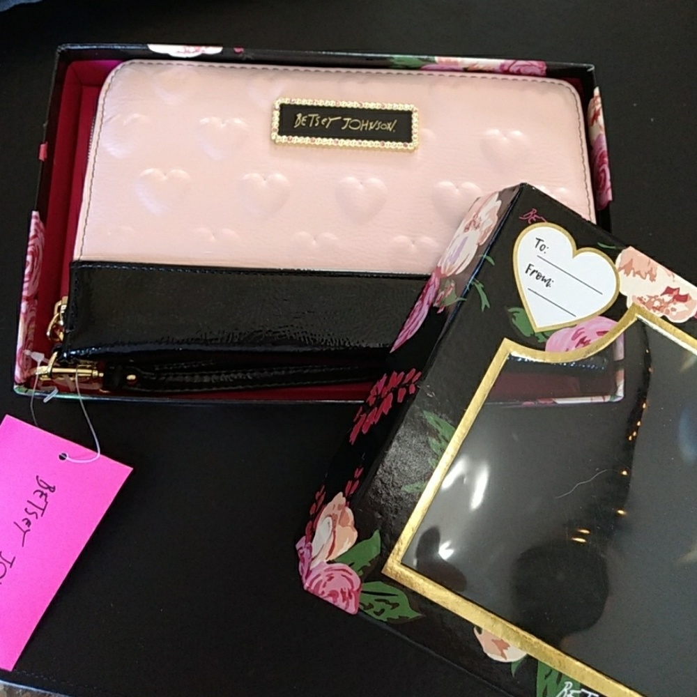 *** Betsey Johnson pink hearts wallet /wristlet - Picture 5 of 7
